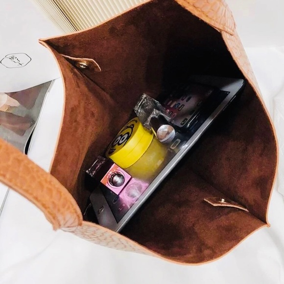 🆕LAST ONE!🛍New Tan Croc Embossed Tote Set - Picture 3 of 5